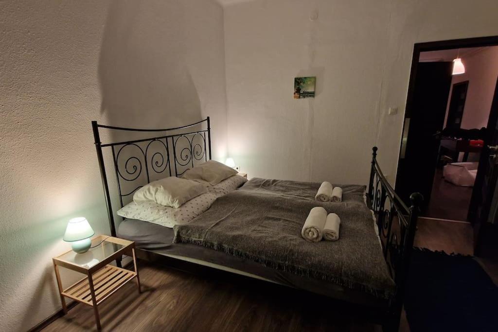 Perfect Located Flat With Gametable דירה *