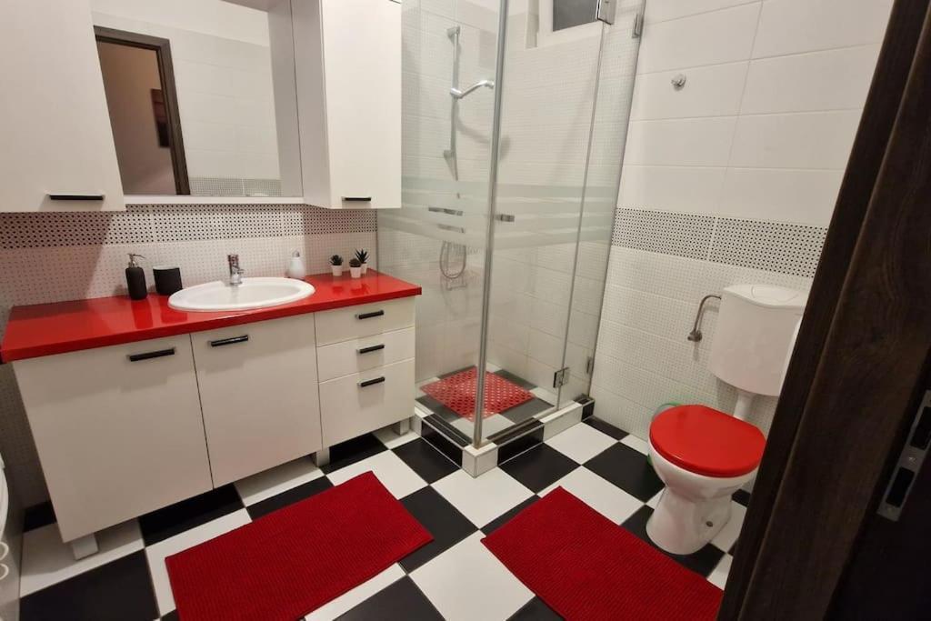 Perfect Located Flat With Gametable דירה *