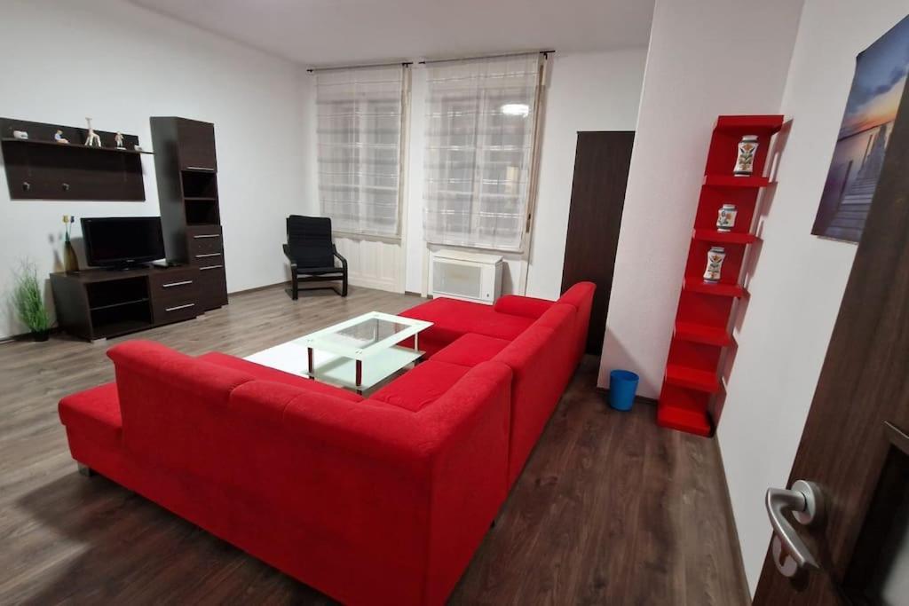 Perfect Located Flat With Gametable Apartament